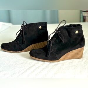 LIKE NEW CONDITION!! Dr. Scholl’s  Dakota Black Suede Wedge Bootie Sz 8